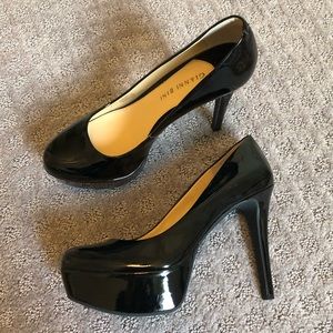 Gianni Bini black patent leather platform pumps